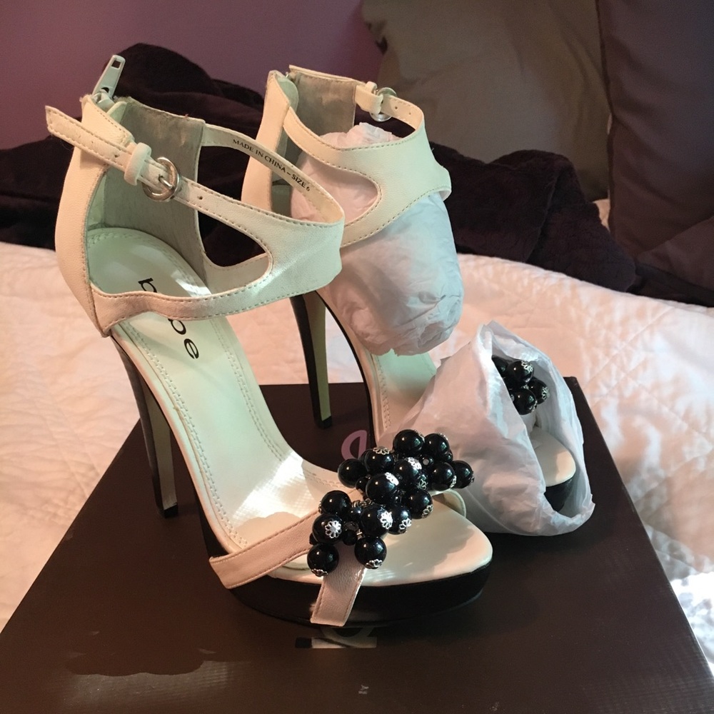 NIB Bebe White Heels with Black Beads Size 6